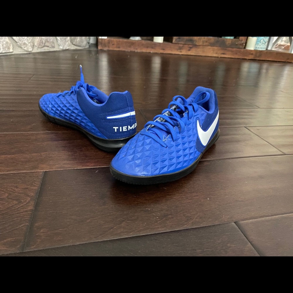 Indoor soccer shoes